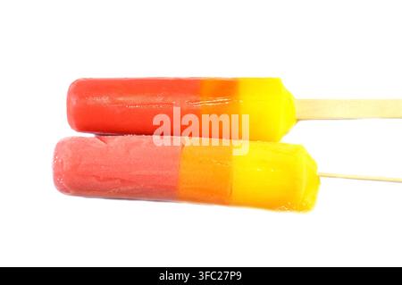 Eiscreme-Riegel mit tropischem Spritzwasser aus verschiedenen echten Früchten, ein Eiscreme-Riegel ist ein gefrorenes Dessert mit Eiscreme auf einem Stab, Sommerzeit und Urlaub Stockfoto