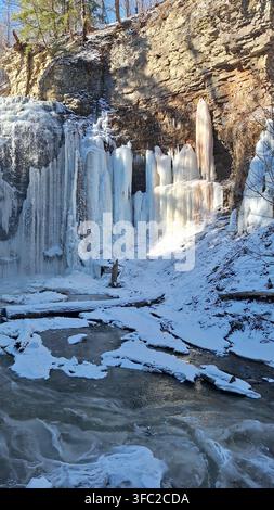 Dieser Wasserfall in Kanada ist teilweise gefroren und schafft eine wunderschöne natürliche Winterszenerie. Stockfoto