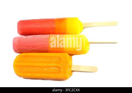 Eisriegel aus echten Früchten von Mango und tropischem Spritzmischung, ein Eisriegel ist ein gefrorenes Dessert mit Eiscreme auf einem Stab, Sommerzeit a Stockfoto