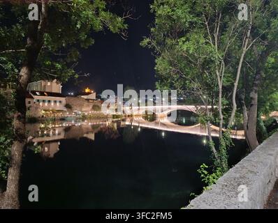 Nachtliche Brückenreflexe von Trebinje am Fluss Trebišnjica Stockfoto