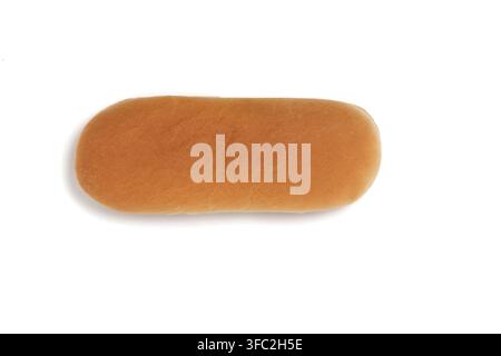 Oberansicht goldenen gebackenen länglichen Hotdog-Brötchens isoliert auf solidem weißem Hintergrund Stockfoto
