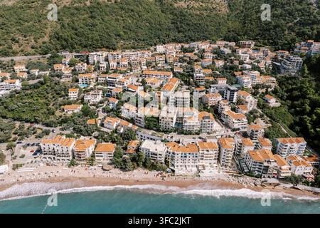 Luftbild der Küste von Budva und der Gegend von Sveti Stefan in Montenegro Stockfoto