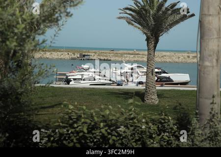 Wunderschöne Küstenlandschaft perfekt für Sommerurlaub und nautische Lebensstilkonzepte. Malerischer Blick auf eine tropische Marina mit luxuriösen Motorbooten im Dock Stockfoto