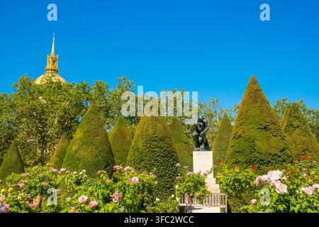 Frankreich, Paris, das Rodin-Museum, die Gärten, Les Invalides im Hintergrund Stockfoto