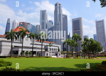 Das Gebäude des Parlaments von Singapur mit der Skyline von Singapur. Das Regierungsgebäude befindet sich im Civic District des Downtown Core. Stockfoto
