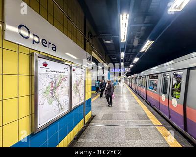 Ägypten, Kairo, Stadtzentrum, Bahnsteig an der Opéra-Station der Kairoer Metro, dem ersten Metro-Netz auf dem afrikanischen Kontinent (gebaut von der französischen Firma Sofretu – heute die Systra Group), das am 27. September 1987 eröffnet wurde Stockfoto