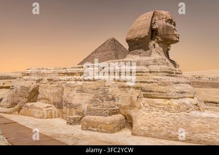 Ägypten, Kairo, Gizeh, Memphis und seine Nekropole, die Gebiete um die Pyramiden von Gizeh und Dahschur, die als UNESCO-Weltkulturerbe gelistet sind, die Große Sphinx und die Cheops-Pyramide Stockfoto