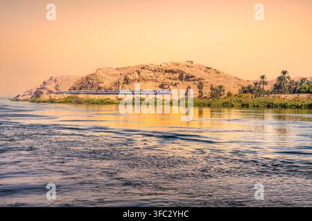 Ägypten, Oberägypten, das Niltal, eine Ansicht des Zuges auf der Strecke zwischen Kairo und Assuan, gesehen vom Nil Stockfoto