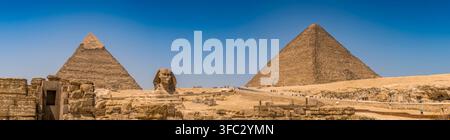 Ägypten, Kairo, Gizeh, Memphis und seine Nekropole, die Gebiete um die Pyramiden von Gizeh und Dahschur, die als UNESCO-Weltkulturerbe gelistet sind, die Große Sphinx und die Pyramiden von Cheops und Chephren (Panoramablick) Stockfoto