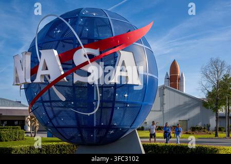 Vereinigte Staaten, Florida, Kennedy Space Center (KSC), NASA-Logo am Eingang des Kennedy Space Center Visitor Complex Stockfoto
