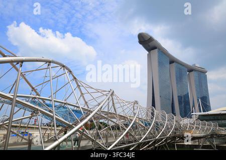 SINGAPUR CITY, SINGAPUR - 12. MÄRZ 2024: Blick auf Marina Bay Sands und Helix Bridge in Marina Bay, Singapur City. Stockfoto