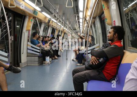 SINGAPUR STADT, SINGAPUR - 12. MÄRZ 2024: Menschen fahren mit öffentlichen Verkehrsmitteln Singapur MRT Zug. Stockfoto