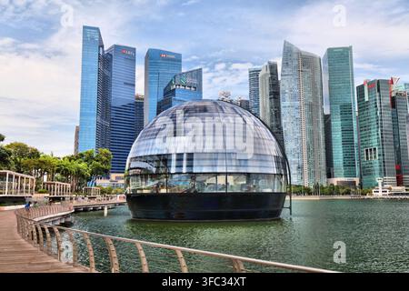 SINGAPUR STADT, SINGAPUR - 12. MÄRZ 2024: Schwebender Apple Store in Marina Bay Sands, Singapur Stadt. Stockfoto