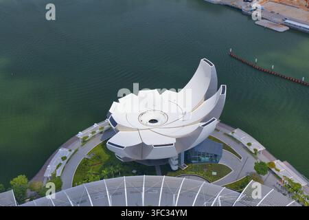 SINGAPUR CITY, SINGAPUR - 12. MÄRZ 2024: Aus der Vogelperspektive des ArtScience Museums in Marina Bay, Singapur City. Stockfoto