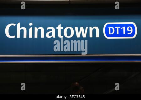 SINGAPUR STADT, SINGAPUR - 12. MÄRZ 2024: Öffentlicher Verkehr Singapur MRT Chinatown Station (DT19). Stockfoto