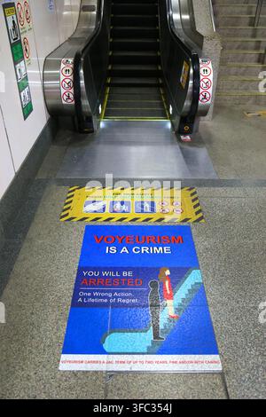 SINGAPUR STADT, SINGAPUR - 12. MÄRZ 2024: Öffentlicher Verkehr Singapur MRT-Station mit Voyeurismus-Kriminalitätswarnung. Stockfoto