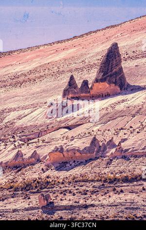 Peru, Südamerika: atemberaubende Landschaft im Salinas y Aguada Blanca Nationalreservat, Blick auf Vulkane vom Mirador Chucura am Patapampa-Pass Stockfoto
