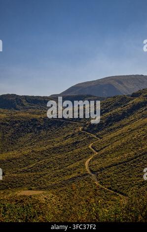 Peru, Südamerika: atemberaubende Landschaft im Salinas y Aguada Blanca Nationalreservat, Blick auf Vulkane vom Mirador Chucura am Patapampa-Pass Stockfoto