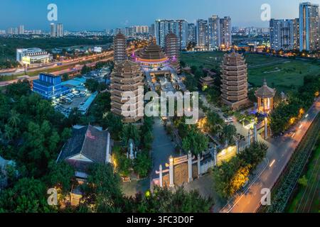 Luftbild der Minh Dang Quang Pagode in Ho-Chi-Minh-Stadt, Vietnam, am 8. Mai 2025, umgeben von modernen Hochhäusern und grünen Flächen. Stockfoto