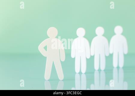 Unternehmensleiter und Teamhierarchie-Konzept. Selbstbewusster Manager oder Geschäftsführer steht vor einer Reihe von Mitarbeitern auf minimalistischem mintgrünem Ba Stockfoto