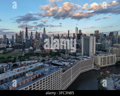 Luftbild, das die weitläufige Skyline von Chicago vom nördlichen Flussarm der Innenstadt aus betrachtet Stockfoto