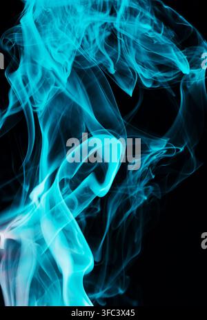 Abstrakte blaue Rauchschwaden isoliert auf schwarzem Hintergrund. Stockfoto