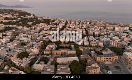 Luftbild der Dächer der New Town, Wohnhäuser, Küstenstraßen und der Ägäis in Rhodos, Griechenland. Stockfoto