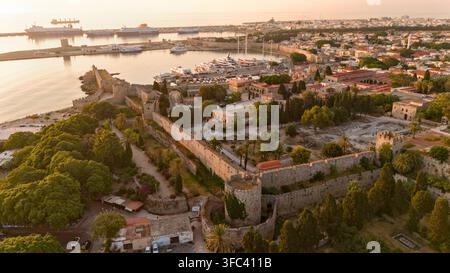 Luftaufnahme von Zickzackmauern, Gärten, Türmen, Marina, einem Frachtschiff und der Neuen Stadt in Rhodos, Griechenland. Stockfoto