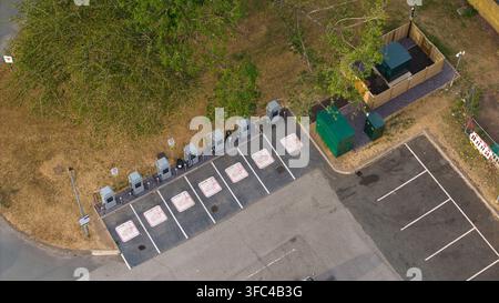 Luftbild der Elektroauto-Ladestation an den Corley Northbound Services auf der Autobahn M6 mit markierten Parkbuchten und Versorgungsschränken in Stockfoto