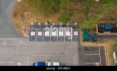 Luftbild der Ladestation für Elektroautos am Corley Northbound Services auf der Autobahn M6, mit Ladestationen und markierten Parkbuchten Stockfoto