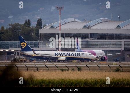 BRATISLAVA FLUGHAFEN Ryanair Boeing 737-800 im Vordergrund und ein Wizz Air Airbus A321neo im Hintergrund nebeneinander auf dem Vorfeld vor dem Terminalgebäude am M. R. Štefánik-Flughafen BTS. Die europäischen Billigflieger Ryanair und Wizz Air konkurrieren Kopf-an-Kopf am Flughafenhub von Bratislava während der Hochsaison im Sommer, indem sie preiswerte Alternativen für Reisende anbieten, die nach Österreich und in die benachbarte Region unterwegs sind. Bratislava, Slowakei, 25. August 2026. Foto von Branislav Racko Copyright: xx 080A6376 Stockfoto