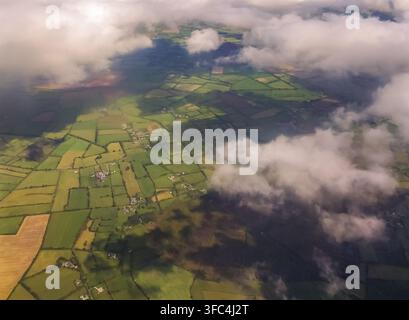Luftbild von Flickenteil-Feldern, die teilweise von niedrigen Wolken bedeckt sind, in einer ländlichen Agrarlandschaft. Stockfoto