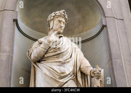 Florenz, Toskana, Italien - 27. September 2021: Nahaufnahme aus niedrigem Winkel der Marmorstatue-Porträts von Dante Alighieri, geschaffen von Emilio Demi Stockfoto