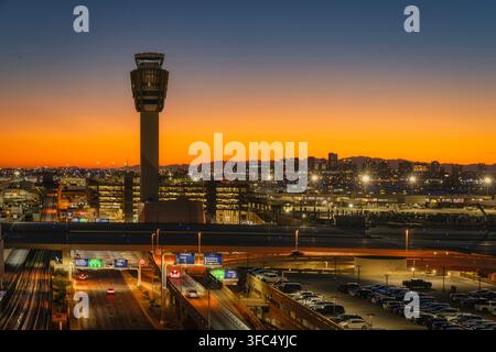 Blick auf den Sonnenuntergang vom internationalen Flughafen Sky Harbor in Phoenix, Arizona Stockfoto