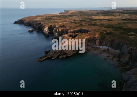 Luftaufnahme über Flimston Bay, Wales, mit schroffen Seeklippen, felsigen Landspitzen und klarem blaugrünem Küstenwasser. Stockfoto