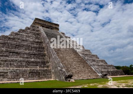 El Castillo (Tempel von Kukulcán), Chichén Itzá, Yucatán, Mexiko — eines der Neuen Sieben Weltwunder. Stockfoto
