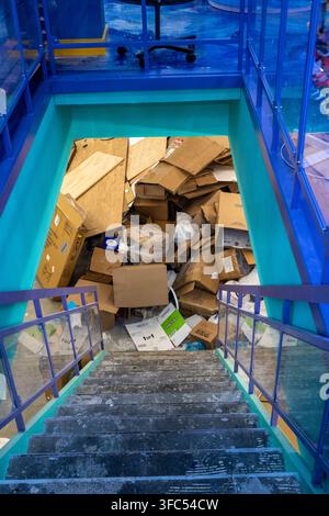 unordentlicher Wohnkeller, von oben aufgenommen, blickt die Treppe hinunter, USA, 2026 Stockfoto