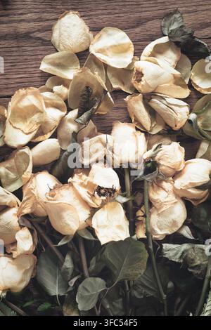 Ein Strauß verwelkter Rosen, der den Tod symbolisiert. Stockfoto