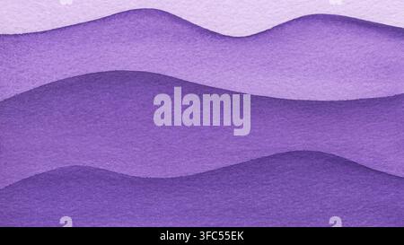Abstrakter welliger Farbverlauf gemalt mit violettem lila violettem Aquarell auf texturiertem Papierhintergrund. Wellen fließen horizontal. Zarte Aquarelltextur Stockfoto