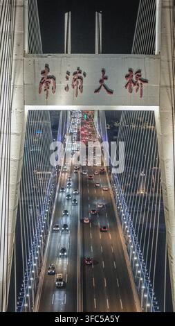 Luftbild der Nanpu-Brücke bei Nacht mit beleuchtetem Verkehr, der über die Spannabstandskonstruktion in Shanghai, Shanghai, China fließt. Stockfoto