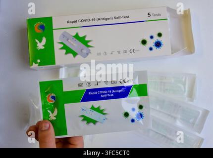 AUCKLAND - 02. FEB 2023: Person, die ein schnelles COVID-19-(Antigen-)Selbsttest-Kit hält. Die globale Marktwertschätzung ergab, dass die Marktgröße 28 Mrd. $ betrug Stockfoto