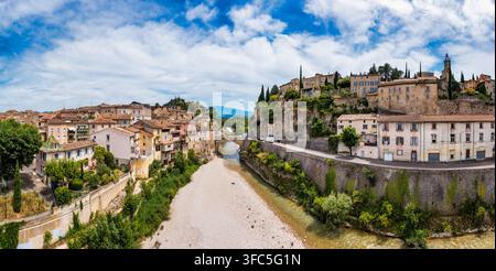 Luftbild der historischen Stadt Vaison-la-Romaine mit ihrer alten Steinbrücke, die den Fluss Ouveze überspannt, umgeben von traditionellen Steinbauten Stockfoto
