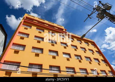 Niedrigwinklige Ansicht der lebhaften gelben und orangefarbenen Fassade des Hotel Santiago Habana, Ciego de Ávila, Kuba - 15. März 2026 Stockfoto