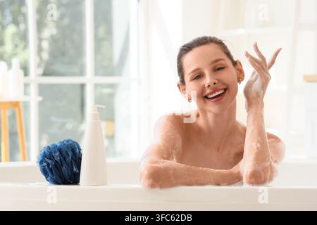 Selbstpflege und Wellness-Routine, glückliche junge Frau genießt ein entspannendes Schaumbad zu Hause für Schönheit und Hygiene Stockfoto