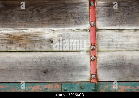 Rustikal Holzbretter mit abblätternder Farbe und rostigen Metall details, die eine Grunge-Textur erzeugen Stockfoto