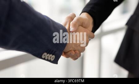 Nahaufnahme zwei Geschäftsleute, die sich die Hand schütteln und Verhandlungen abschließen Stockfoto