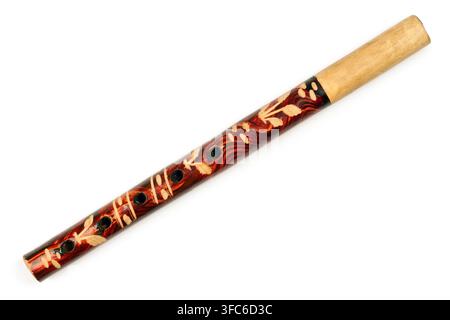 Pfeife. Windmusikinstrument auf weißem Hintergrund. Holzpfeife mit Ornament. Stockfoto