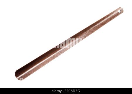 Langer Metall-Schuhlöffel auf weißem Hintergrund. Neuer brauner Schuhlöffel. Stockfoto