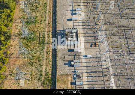 Luftbild eines Umspannwerks und von Hochspannungsmasten, zeigt Stromtransformatoren und Stromnetzinfrastruktur in Saul Stockfoto