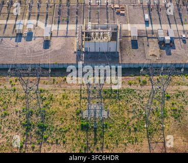 Luftbild von Hochspannungsmasten, Leistungstransformator und Stromunterstation, die das Stromnetz in Saulce verbinden Stockfoto
